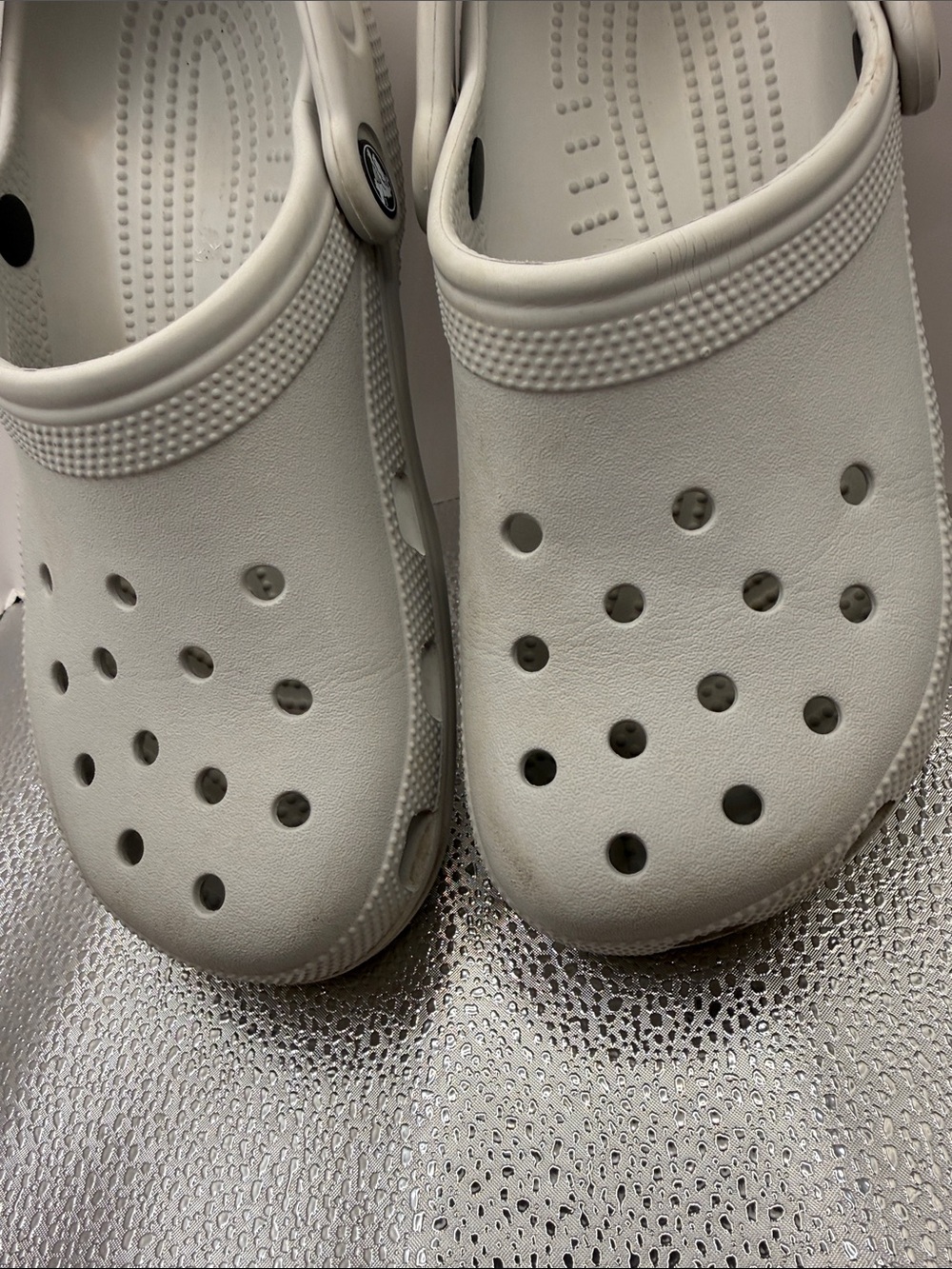 CROCS ClASSIC CLOGS - LIGHT GREY/CONCRETE ITEM IS UNISEX SIZE 7 - Picture 7 of 12